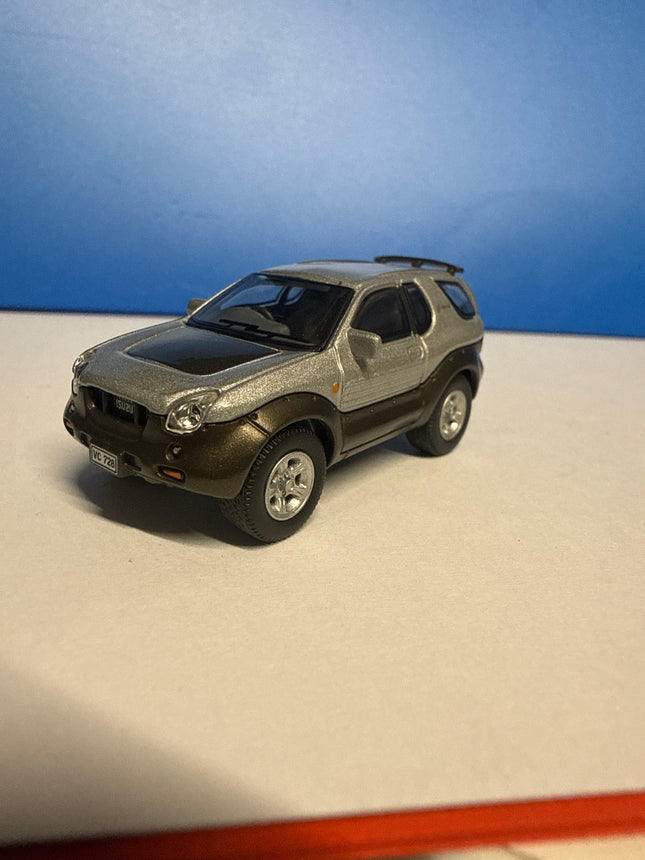 OO Gauge - Silver/Brown Isuzu V-Cross - Hongwell 1/76 Scale