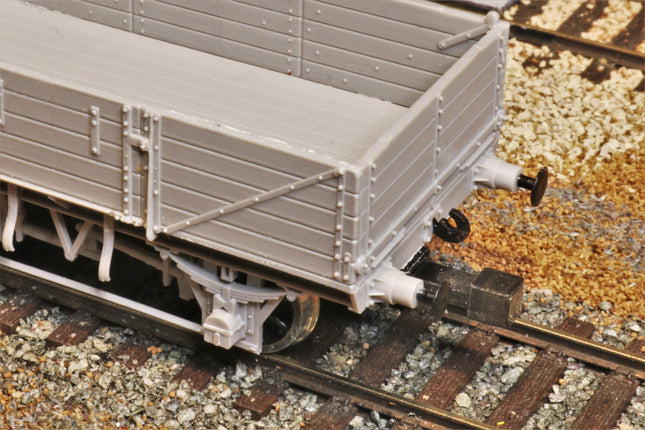Screw Fit NEM Sockets - Short (10mm) - OO Gauge (Pack of 10)