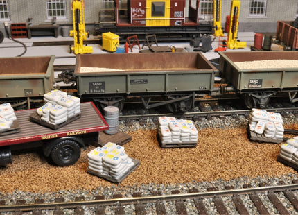 Detailed Pallets with Cement Bags - OO Gauge (Pack of 6)