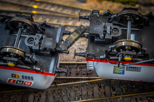 Hunt Magnetic Couplings ELITE - Pivoting Intermediate NEM Couplings - OO Gauge
