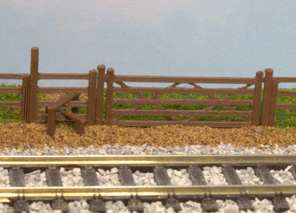 Wooden Gates (2) and Stile - Brown - TT:120 Scale