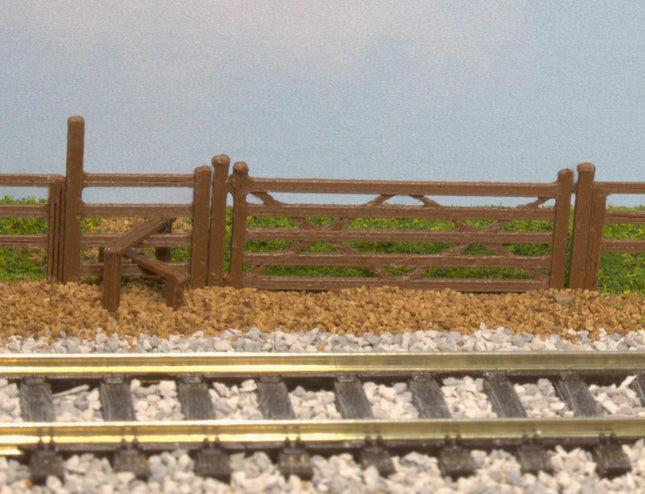 Wooden Gates (2) and Stile - Brown - TT:120 Scale