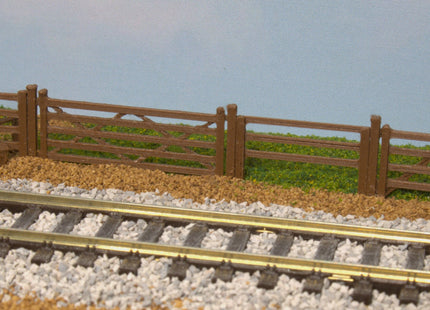 Wooden Gates (2) and Stile - Brown - TT:120 Scale