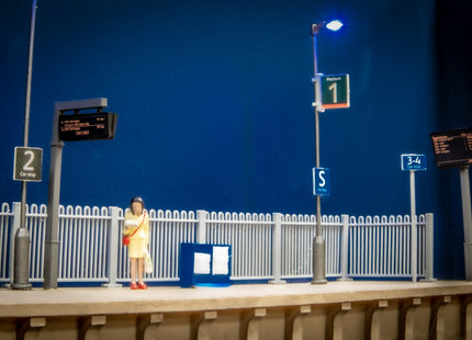 Passenger Information Screens Painted & Assembled - OO Gauge (Pack Of 6)