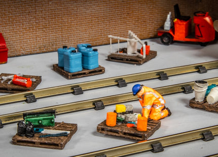 Pallets With Workshop Equipment - OO Gauge (Pack of 6)