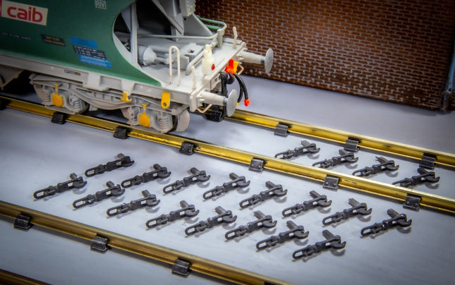 Screw Couplings / Hooks (Non-Working) - OO Gauge (Pack of 20)