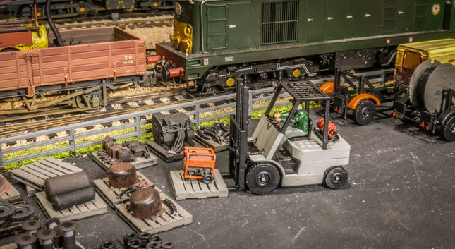 Gas Powered Fork Lift Truck - OO Gauge