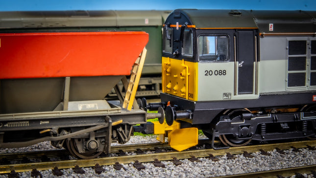 Hunt Magnetic Close Couplings ELITE - Snow Ploughs for Bachmann Class 20 - OO Gauge (1 Pair) - Unpainted (MP2)