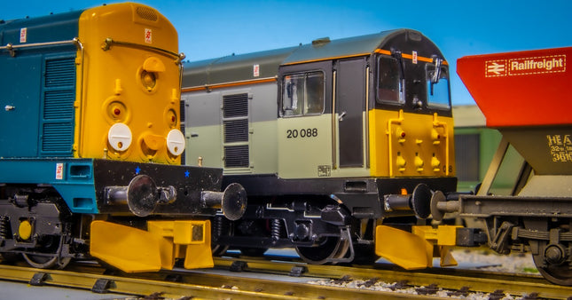 Hunt Magnetic Close Couplings ELITE - Snow Ploughs for Bachmann Class 20 - OO Gauge (1 Pair) - Unpainted (MP2)