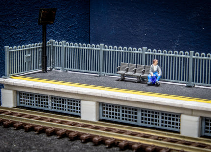 Modern Platform Railings - N Gauge (Pack of 6 + 2 End Pieces)