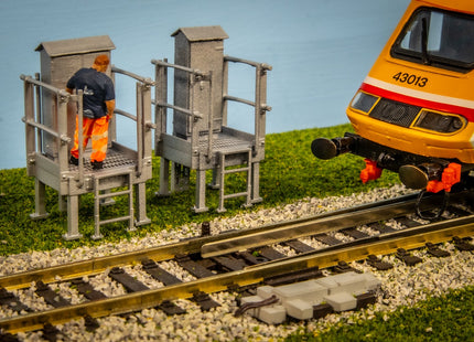 GRC Raised Lineside Cabinets - OO Gauge (Pack of 3)