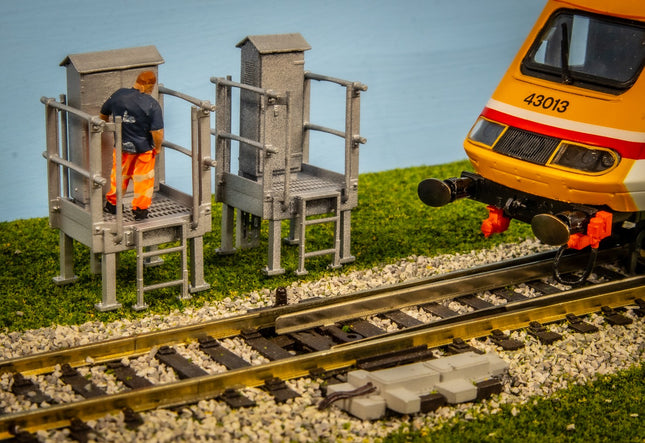 GRC Raised Lineside Cabinets - OO Gauge (Pack of 3)