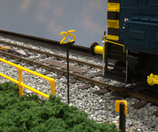 BR Speed Restriction Signs (Low Speed - 5 to 30 mile/h) - OO Gauge (Pack of 8)