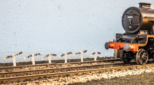Lineside Gradient Sign Posts - N Gauge (Pack of 8)