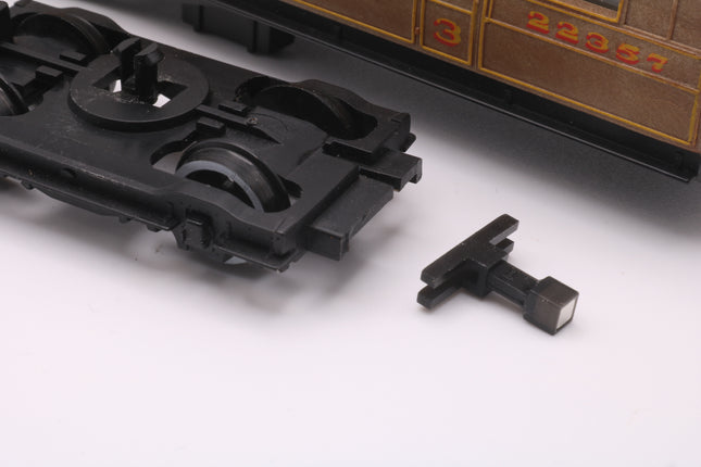 Hunt Magnetic Couplings ELITE - Intermediate Couplings for Hornby Coaches with Moulded Couplings - OO Gauge (MC2)