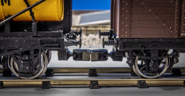 Hunt Magnetic Couplings ELITE - Pivoting Close Couplings for Hornby SWB 2 Axle Wagons with Moulded Couplings - OO Gauge (MC4)