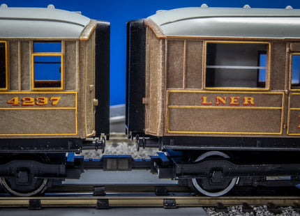 Hunt Magnetic Couplings ELITE - Intermediate Couplings for Hornby Coaches with Moulded Couplings - OO Gauge (MC2)