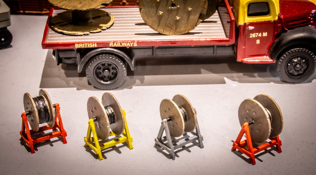 Small Cable Drums on Stands - OO Gauge (Pack of 4)