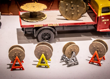 Small Cable Drums on Stands - OO Gauge (Pack of 4)