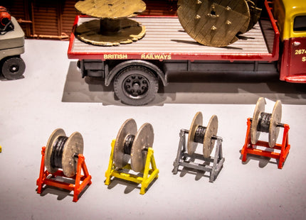 Small Cable Drums on Stands - OO Gauge (Pack of 4)