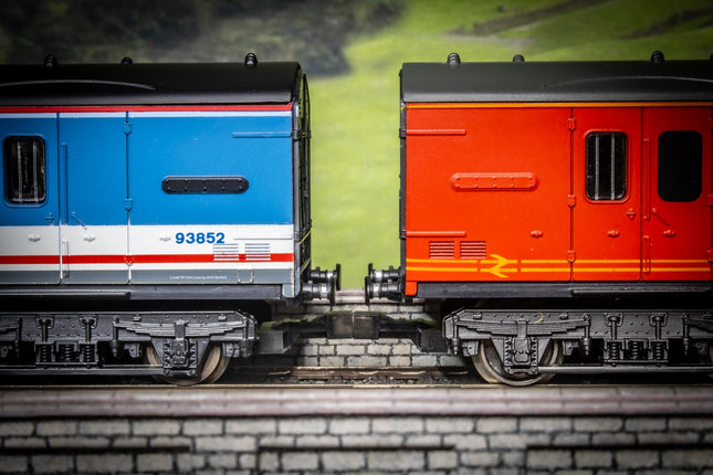 Hunt Magnetic Couplings ELITE - Intermediate Couplings for Lima Coaches with Moulded Couplings - OO Gauge (MC10)