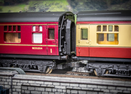 Hunt Magnetic Couplings ELITE - Intermediate Couplings for Lima Coaches with Moulded Couplings - OO Gauge (MC10)