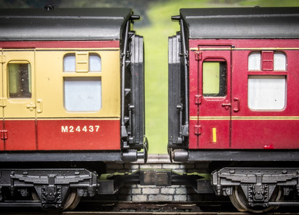 Hunt Magnetic Couplings ELITE - Intermediate Couplings for Lima Coaches with Moulded Couplings - OO Gauge (MC10)
