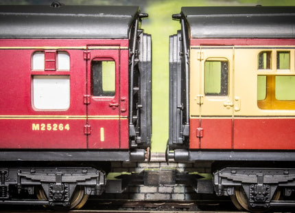 Hunt Magnetic Couplings ELITE - Close Couplings for Lima Coaches with Moulded Couplings - OO Gauge (MC9)