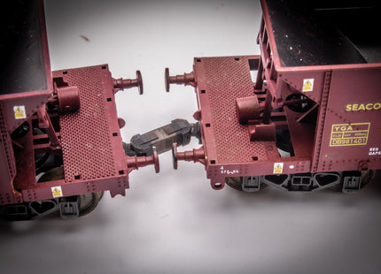 Hunt Magnetic Couplings ELITE - Pivoting Intermediate Couplings for Lima Seacow Wagons with Moulded Couplings - OO Gauge (MC8)