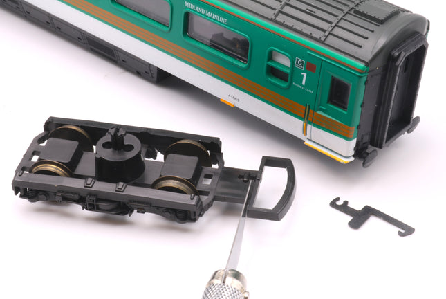 Hunt Magnetic Couplings ELITE - Intermediate Couplings for Lima Mk3 Coaches with Moulded Couplings - OO Gauge (MC10b)