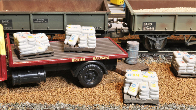 Detailed Pallets with Cement Bags - HO Scale (1:87) - Pack of 6