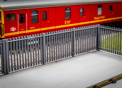 Palisade Fencing - Straight Section Pack of 8 (total 77cm) - HO Scale (1:87)