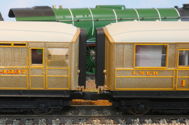 Hunt Magnetic Couplings ELITE - MC7 - Standard Couplings for Hornby Coaches with Moulded Couplings - OO Gauge