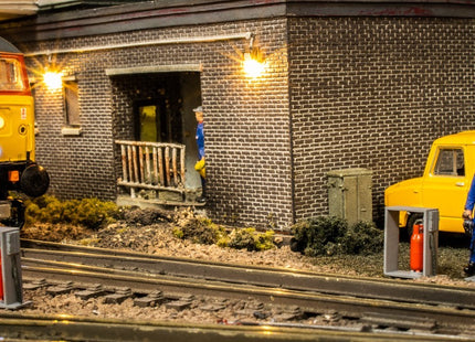 Lineside Point Heater Cabinets & Gas Bottles - OO Gauge (Pack of 4)