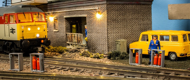 Lineside Point Heater Cabinets & Gas Bottles - OO Gauge (Pack of 4)