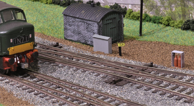 Lineside Point Heater Cabinets & Gas Bottles - O Gauge (Pack of 4)