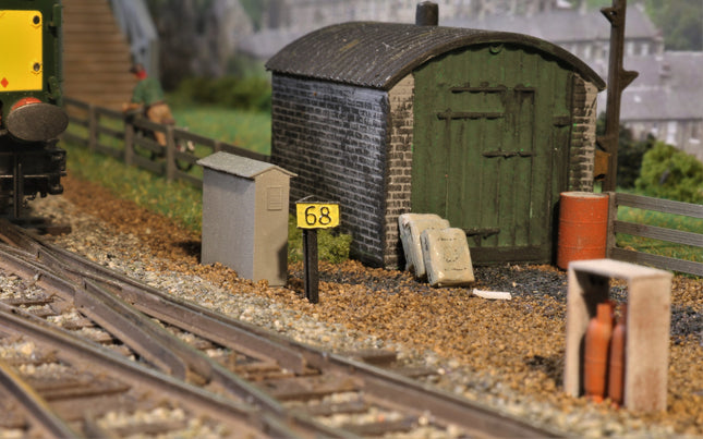 Mile posts - Midland Railway style - OO Gauge (Pack of 24)