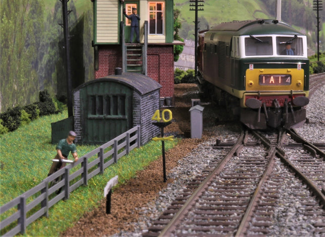 Wooden Fencing - Brown - OO Gauge (900mm)