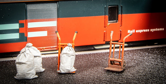 Station Sack Barrows - O Gauge (Pack of 2)