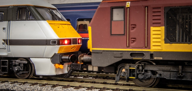 NEM Socket With Pair Of Extra Close Hunt Magnetic Couplings For Hornby Mk4 DVT (Class 82)