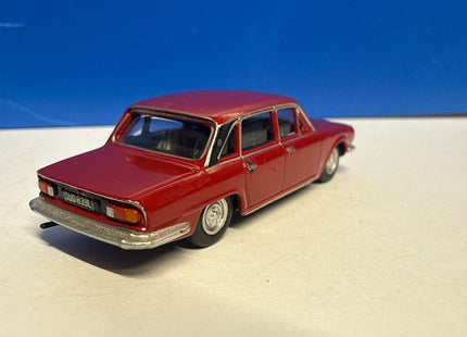 OO Gauge - Oxford Diecast Signal Red Triumph 2500 - 1:76 Scale