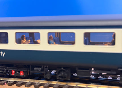 Hornby BR MK2E brake Open Standard Coach (With Lights, Passengers, Tail Lamp) R4612 M9499