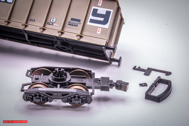 Hunt Magnetic Couplings ELITE - MC30 - Pivoting Intermediate Couplings for Lima Tippler Wagons with Moulded Couplings - OO Gauge