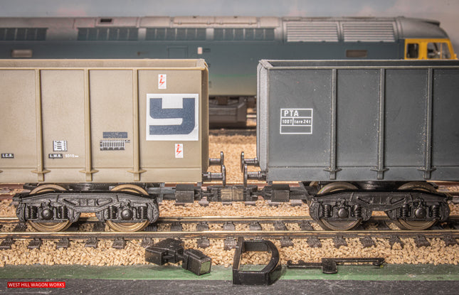 Hunt Magnetic Couplings ELITE - MC30 - Pivoting Intermediate Couplings for Lima Tippler Wagons with Moulded Couplings - OO Gauge