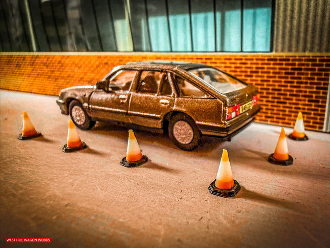 Small Traffic Cones (Pre Coloured) - OO Gauge 1:76 Scale (Pack of 20)