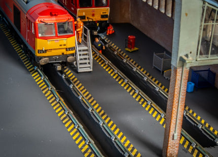 Hardstanding With Double Road Inspection Pits - OO Gauge