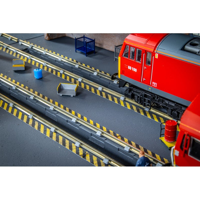 Hardstanding With Double Road Inspection Pits - OO Gauge