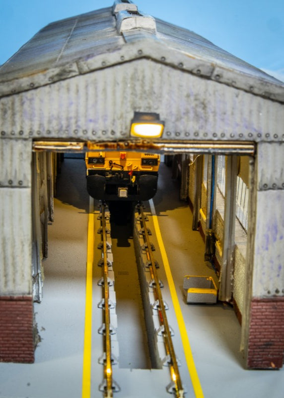 Hardstanding With Single Road Inspection Pit - OO Gauge